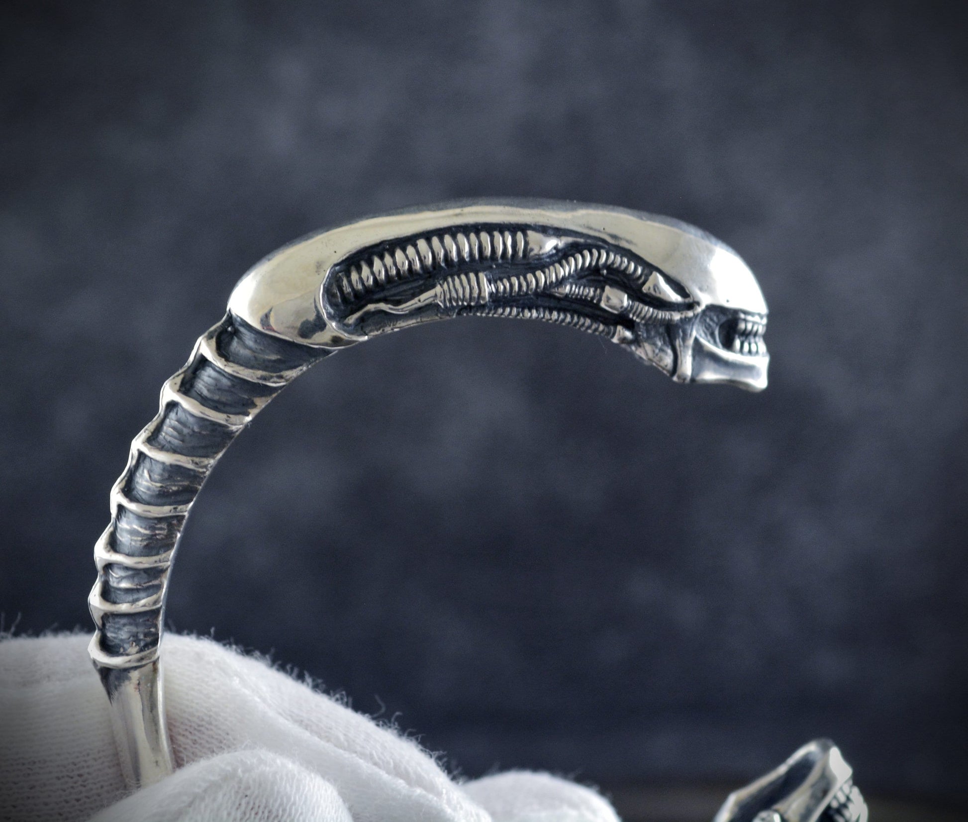Brazalete plata de ley maciza con dos cabezas de Xenomorfo - D´Cast