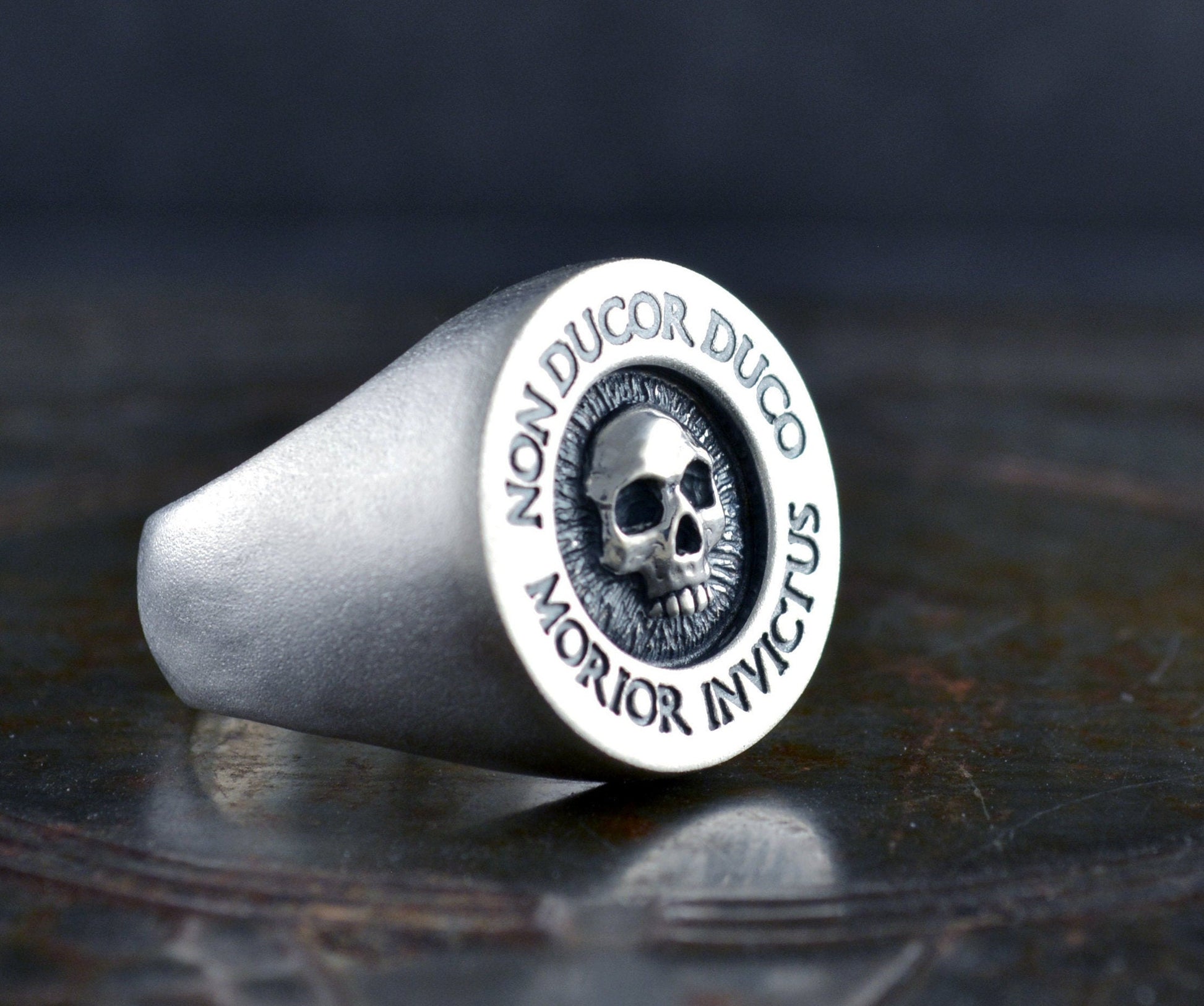 Anillo sello con calavera Memento Mori, Anillo sello hecho a mano en plata de ley, Anillo calavera para hombre - D´Cast
