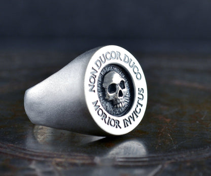 Anillo sello con calavera Memento Mori, Anillo sello hecho a mano en plata de ley, Anillo calavera para hombre - D´Cast