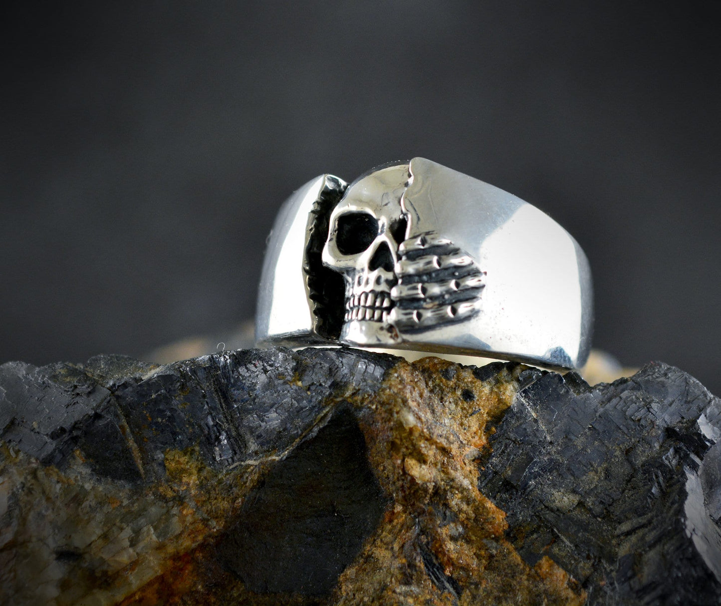 Anillo calavera Winter is coming grande