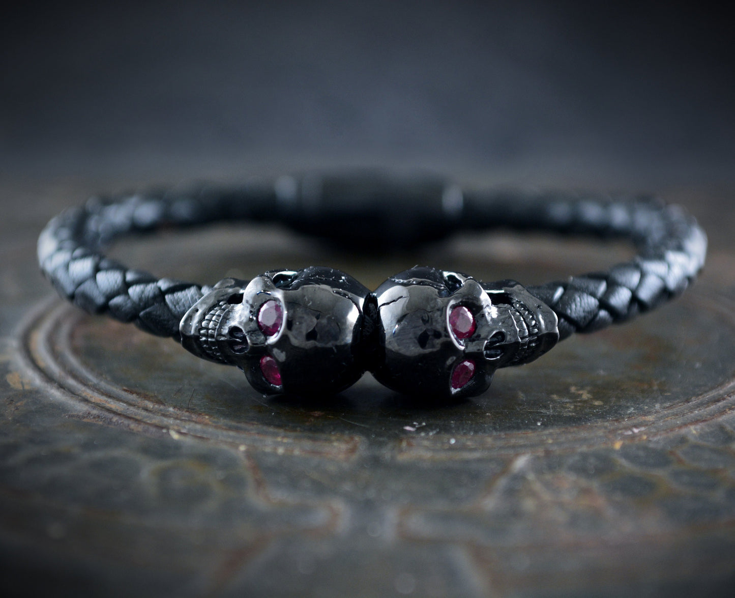 Brazalete con dos calaveras completas hechas a mano en plata de ley - D´Cast