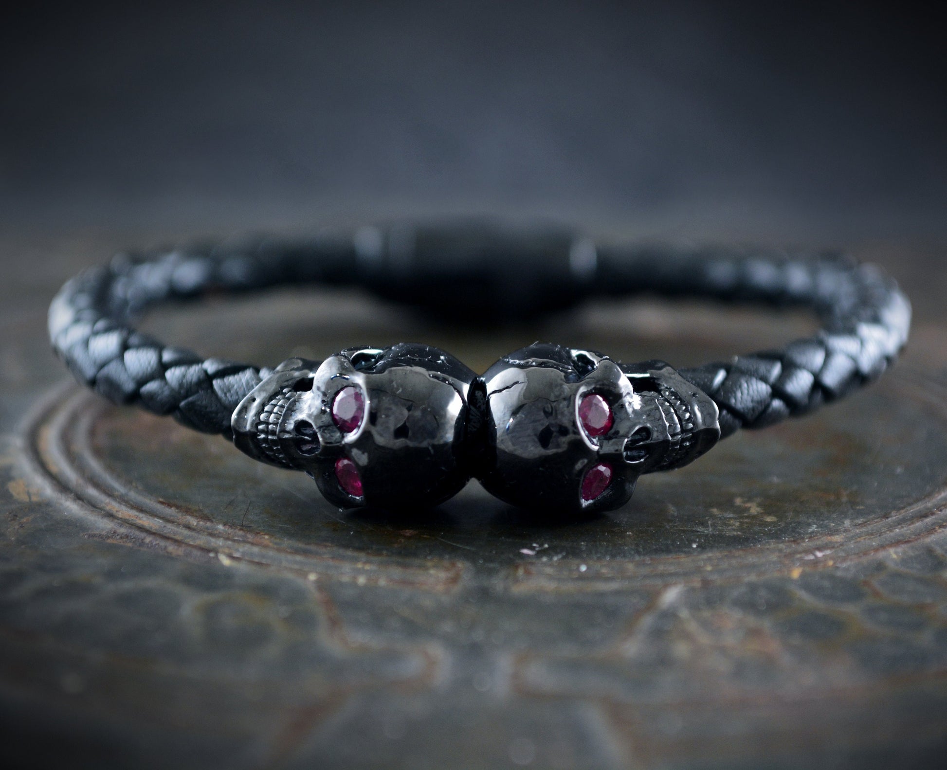 Brazalete con dos calaveras completas hechas a mano en plata de ley - D´Cast