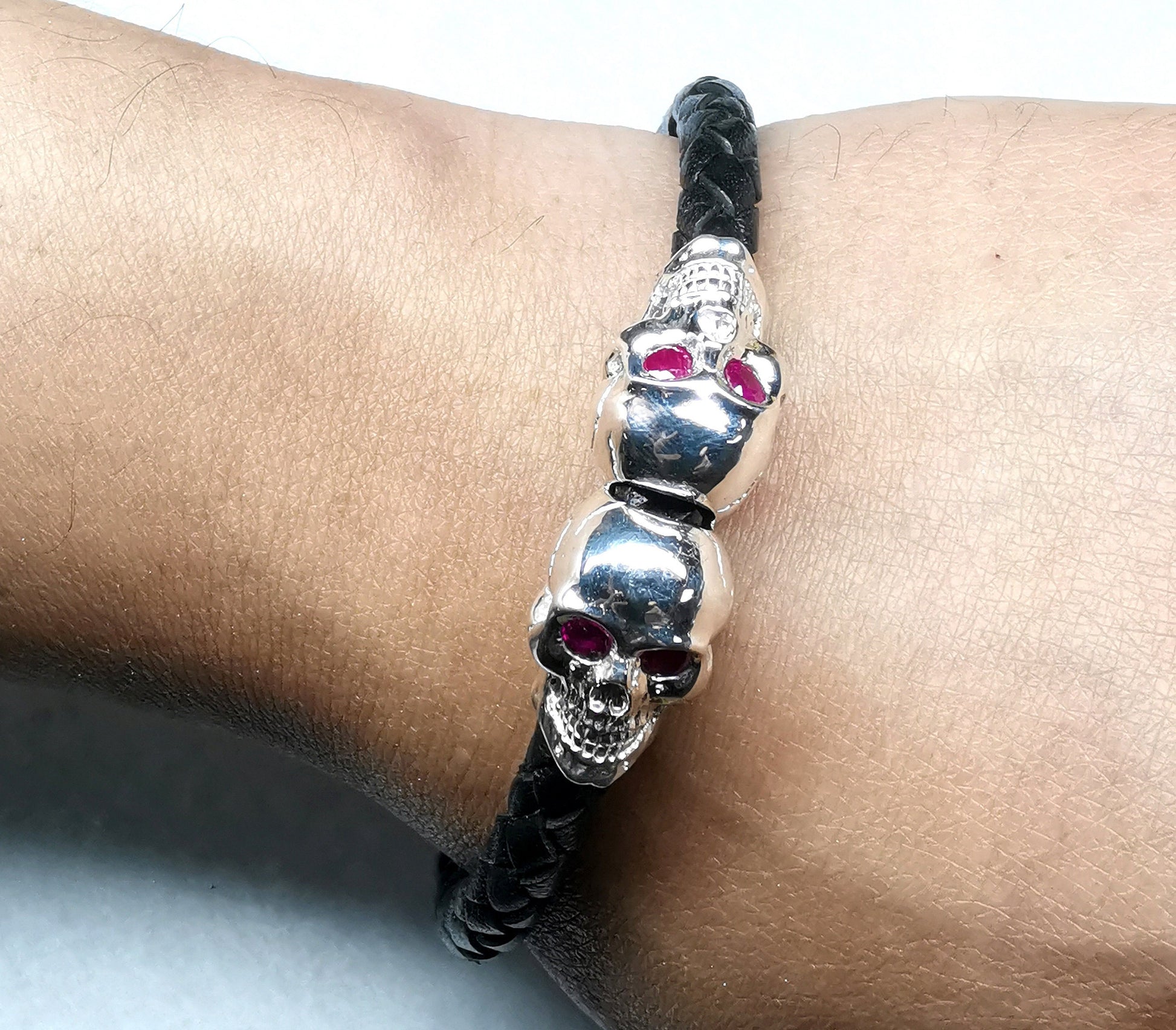 Brazalete con dos calaveras completas hechas a mano en plata de ley - D´Cast
