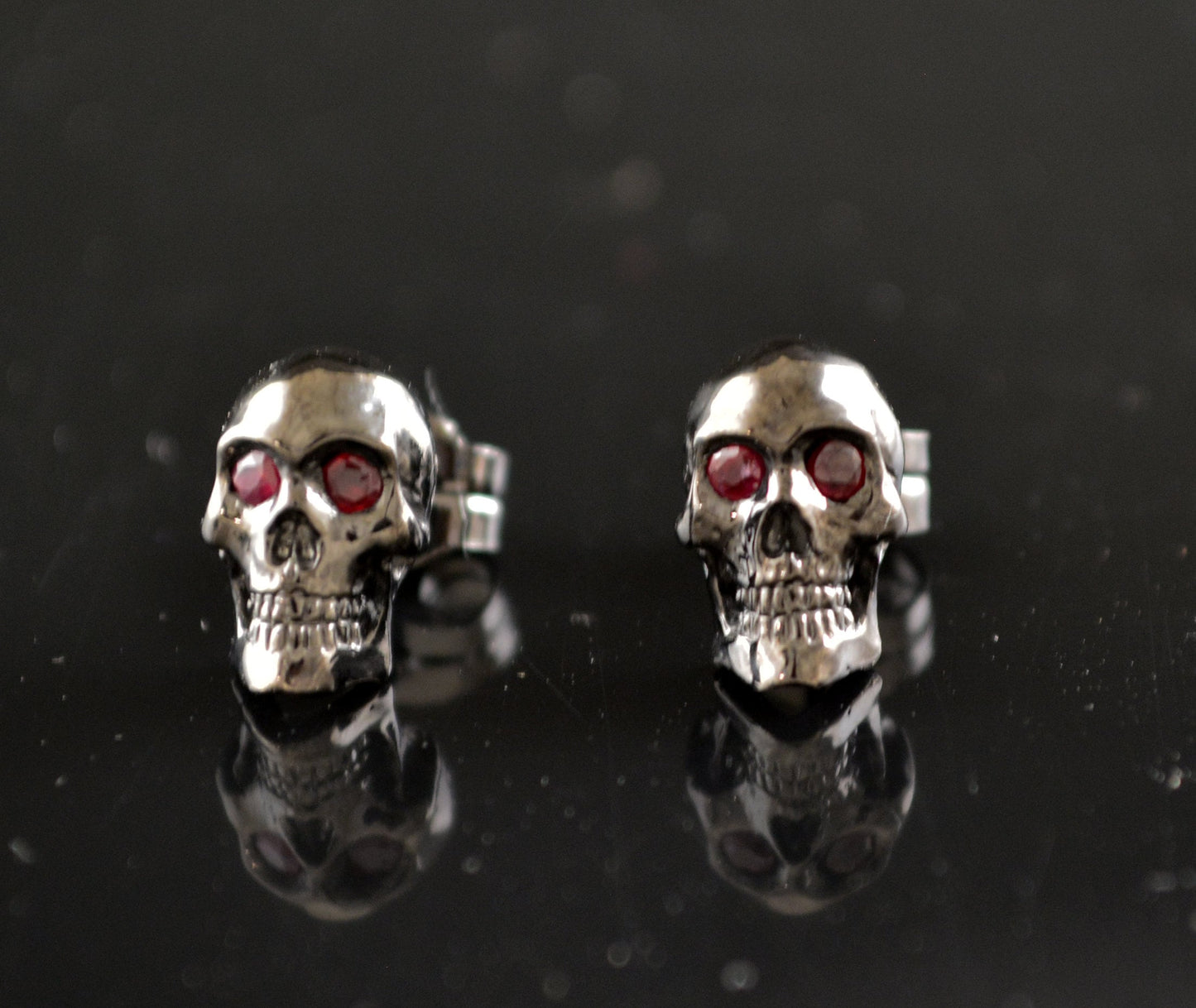 Pendiente calavera pequeño de plata maciza para hombre - D´Cast