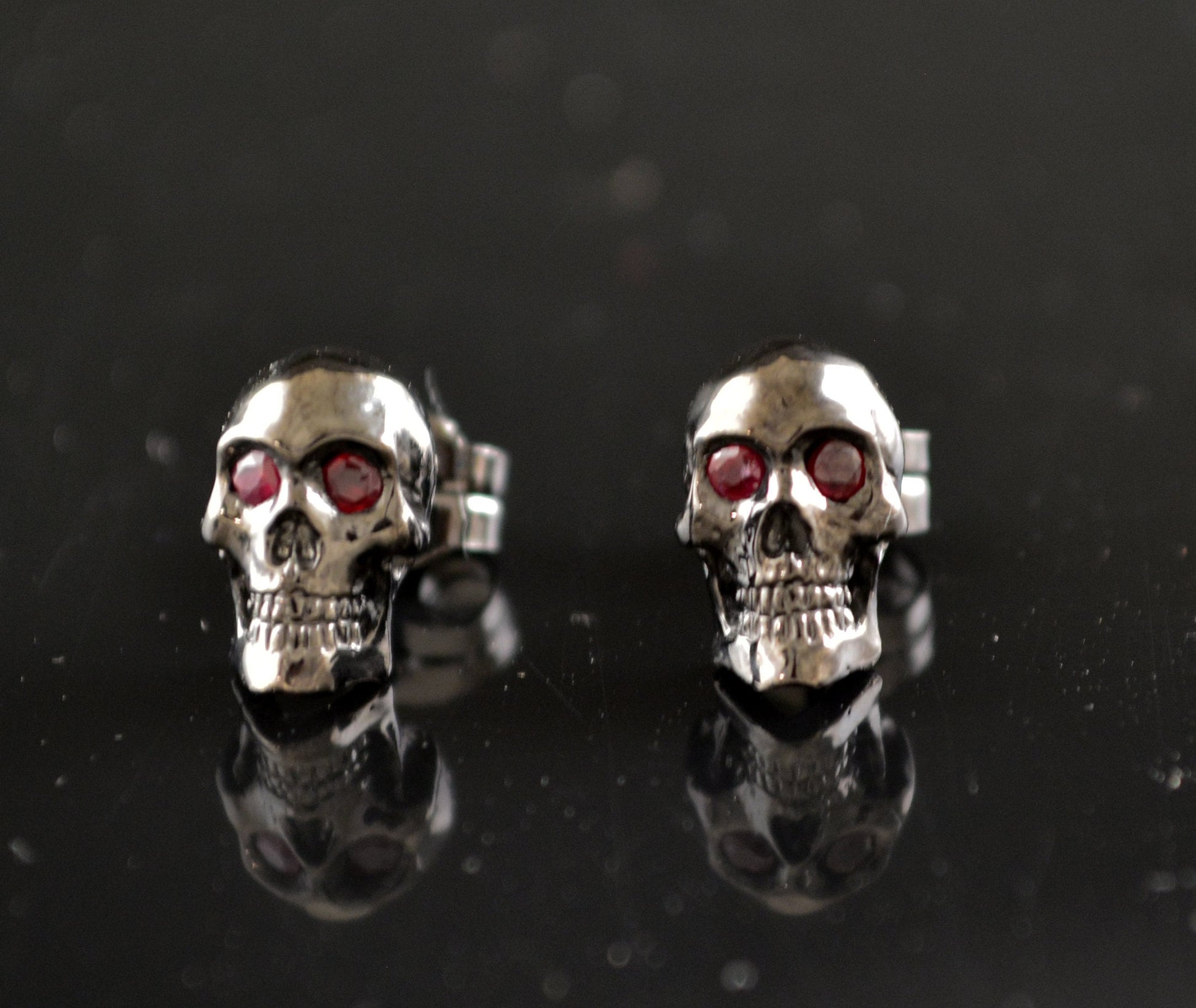 Pendiente calavera pequeño de plata maciza para hombre - D´Cast