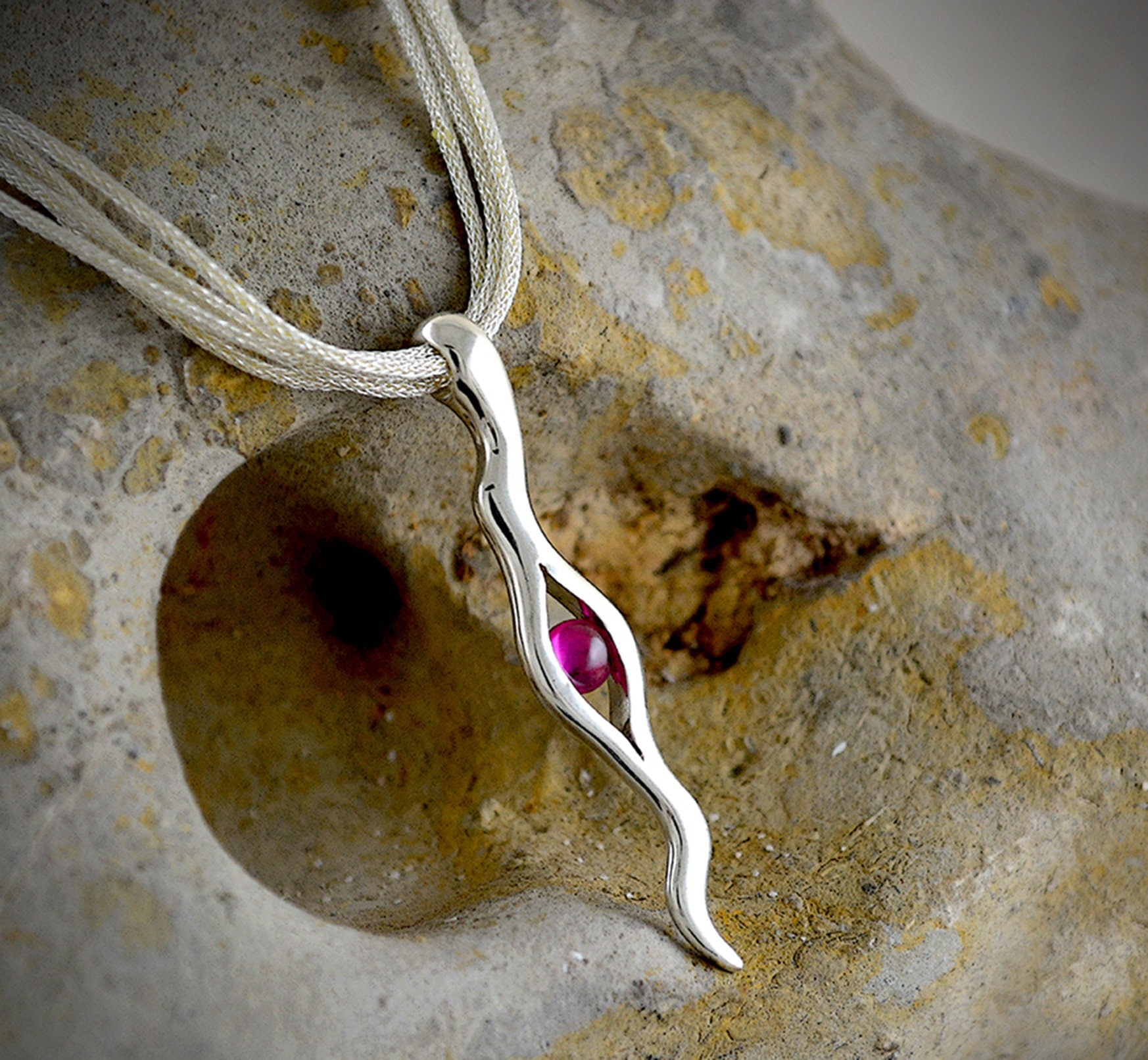 Colgante plata de El ojo de la suerte con piedra,  Joyería contemporánea - D´Cast