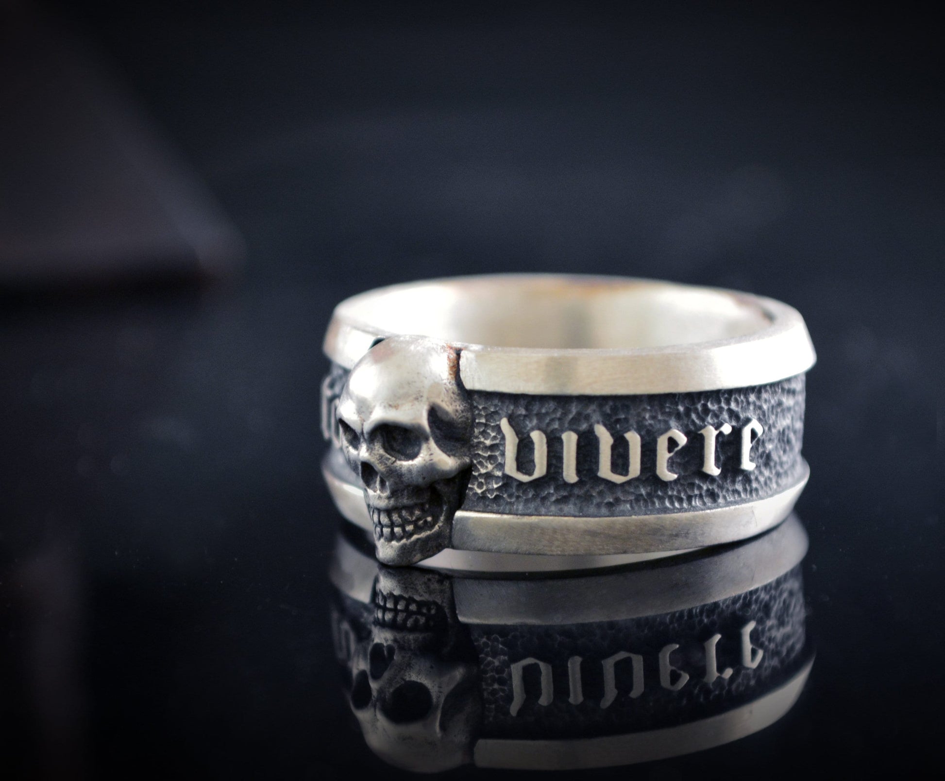Anillo banda Memento Vivere con calavera en plata de ley maciza, Anillo calavera hombre - D´Cast