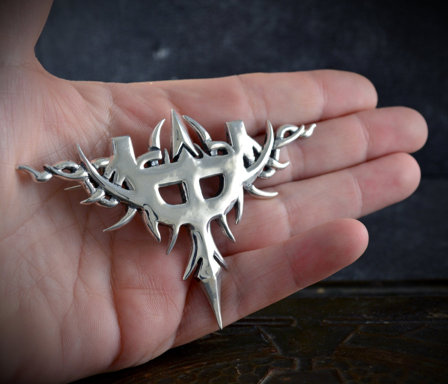 Silberne Brosche, inspiriert vom Emblem des Judas Priest