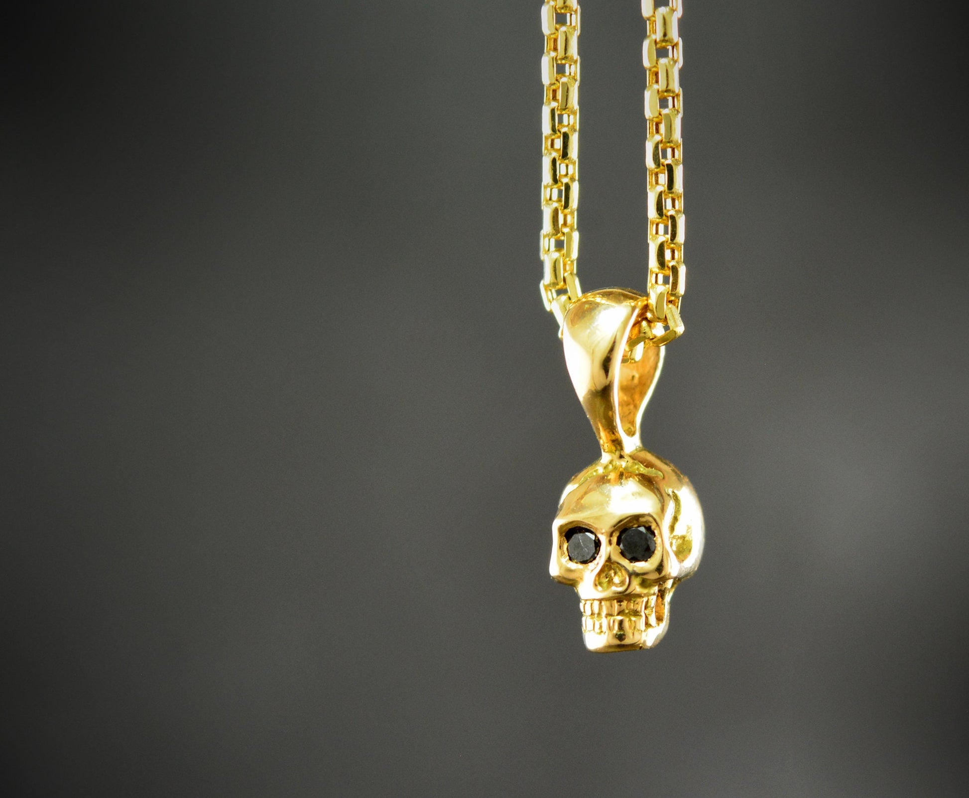 Colgante calavera diminuta en oro 10k, 14k y 18k  con piedras naturales - D´Cast