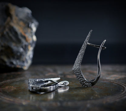 Pendientes daga de plata chapados en rodio negro y textura martillada ,Pendiente artesanal