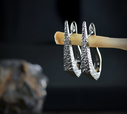 Pendientes daga de plata chapados en rodio negro y textura martillada ,Pendiente artesanal