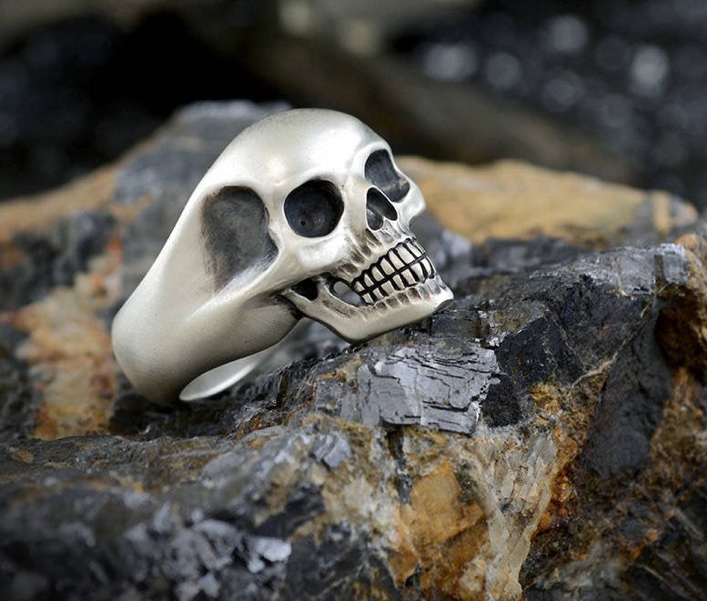 Anillo Calavera Plata 925 maciza, Anillo calavera hombre, Anillo craneo humano, Anillo motero, Hecho a mano, Memento Mori - D´Cast