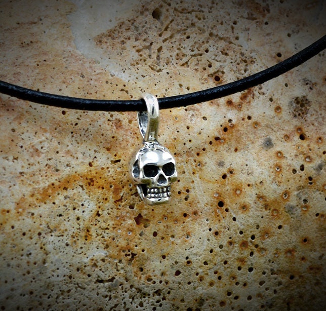 Colgante plata calavera pequeña, Colgante cráneo humano, Colgante plata artesanal, Joyería urbana, Estilo punk, Joyería unisex