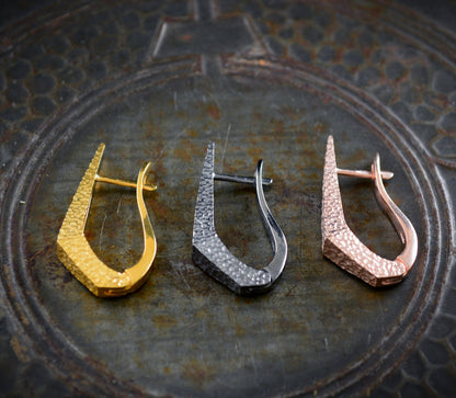 Pendientes daga de plata chapados en oro y textura martillada ,Pendiente artesanal - D´Cast