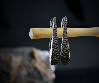 Pendientes daga de plata chapados en rodio negro y textura martillada ,Pendiente artesanal