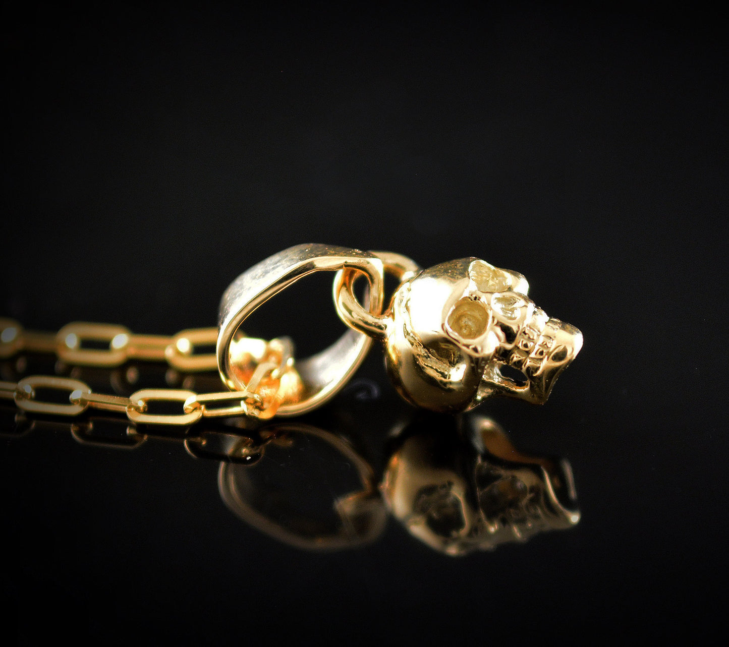 Colgante calavera diminuta en oro 10k, 14k y 18k  con piedras naturales - D´Cast