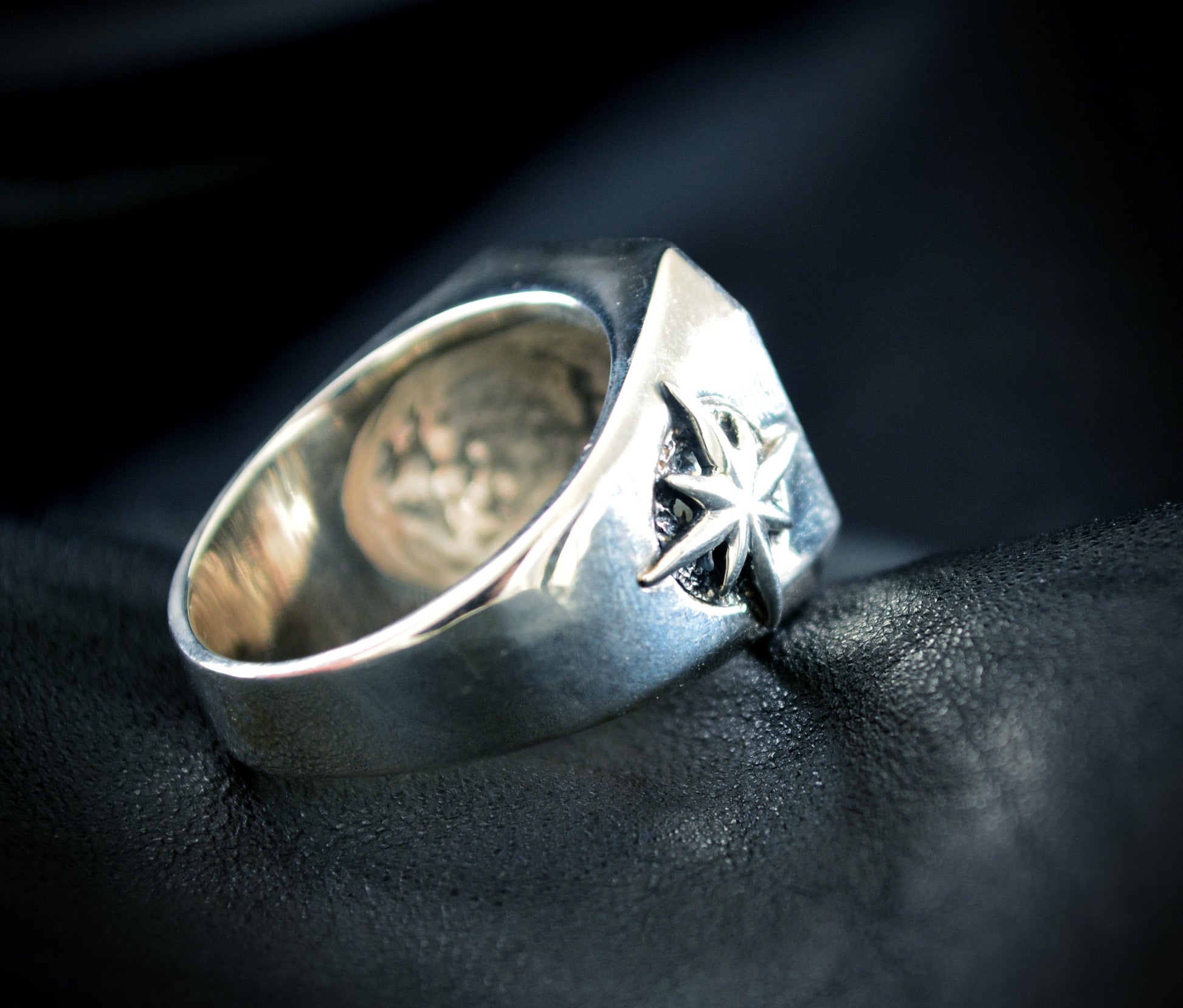 Anillo sello de plata de ley maciza con calavera con casco motorista, Anillo para moteros - D´Cast