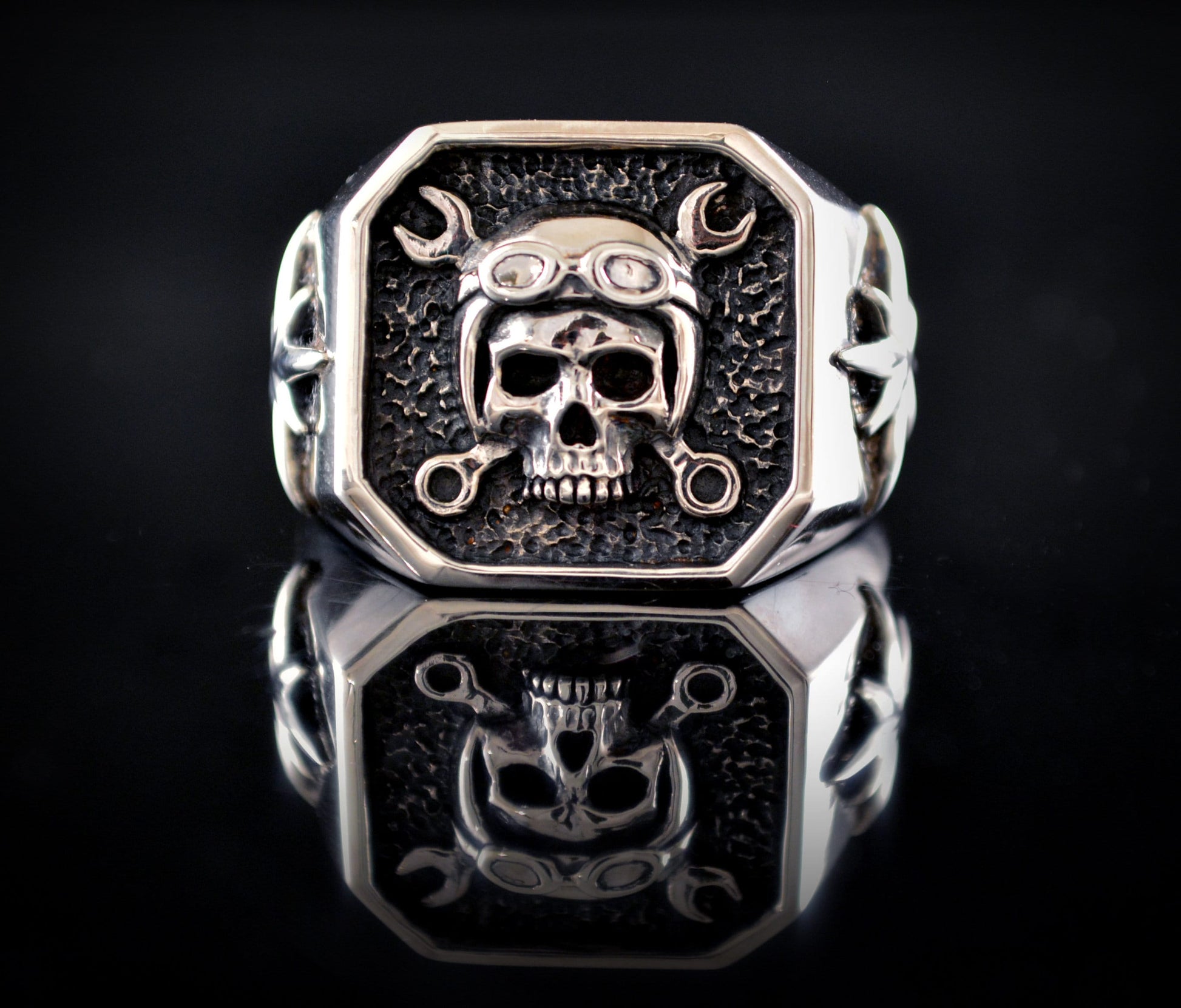 Anillo sello de plata de ley maciza con calavera con casco motorista, Anillo para moteros - D´Cast