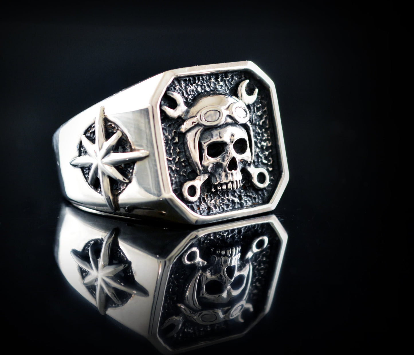 Anillo sello de plata de ley maciza con calavera con casco motorista, Anillo para moteros - D´Cast