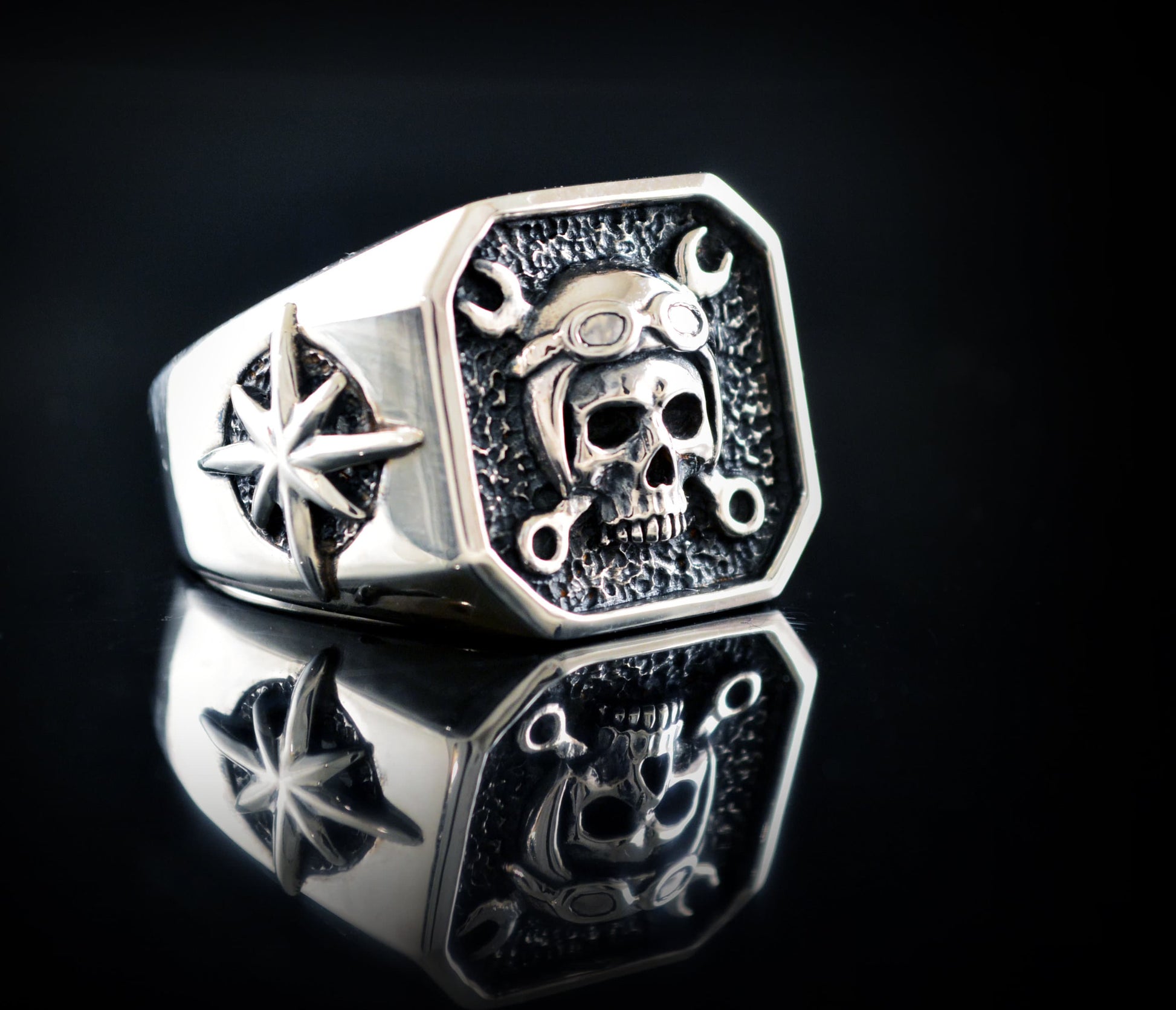 Anillo sello de plata de ley maciza con calavera con casco motorista, Anillo para moteros - D´Cast