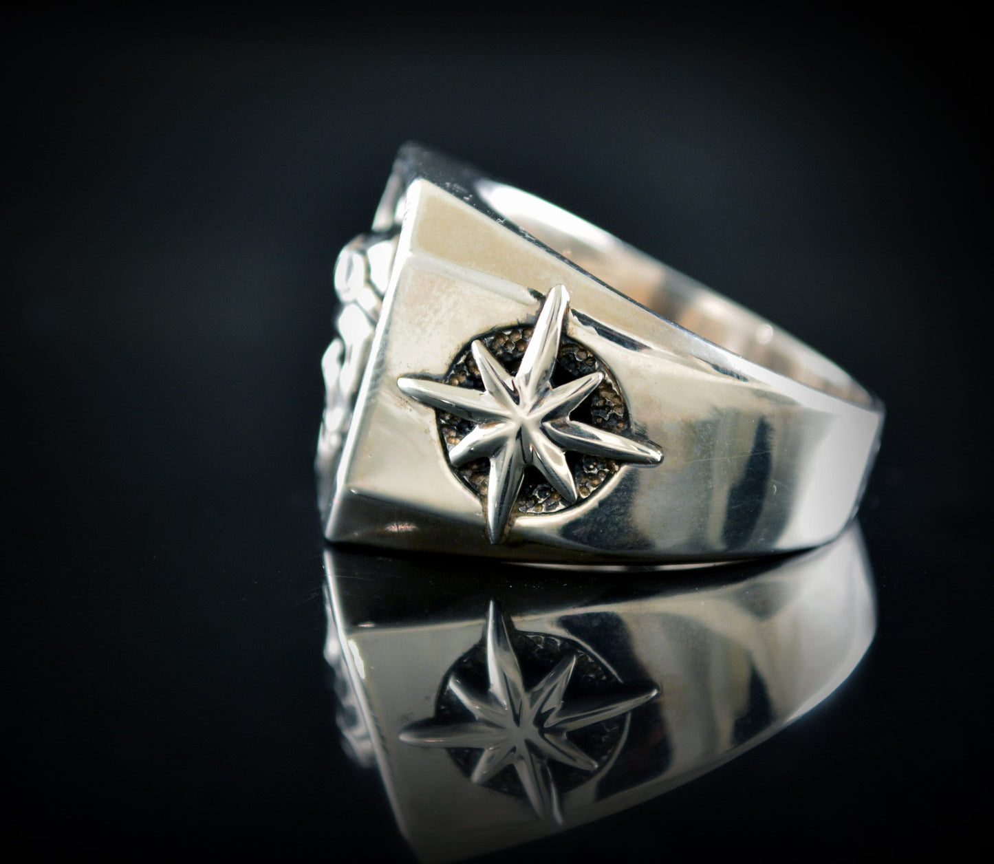 Anillo sello de plata de ley maciza con calavera con casco motorista, Anillo para moteros - D´Cast