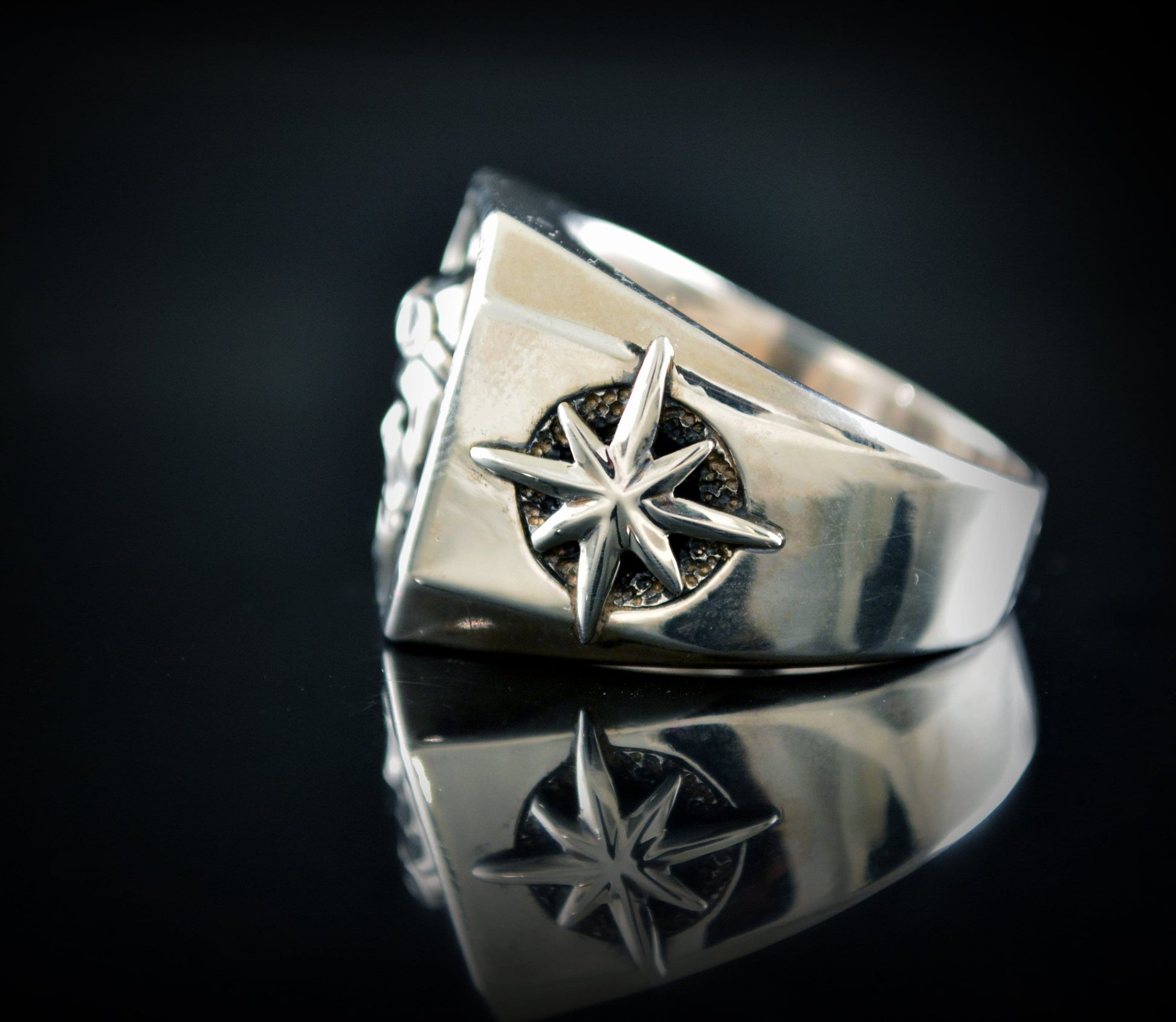 Anillo sello de plata de ley maciza con calavera con casco motorista, Anillo para moteros - D´Cast