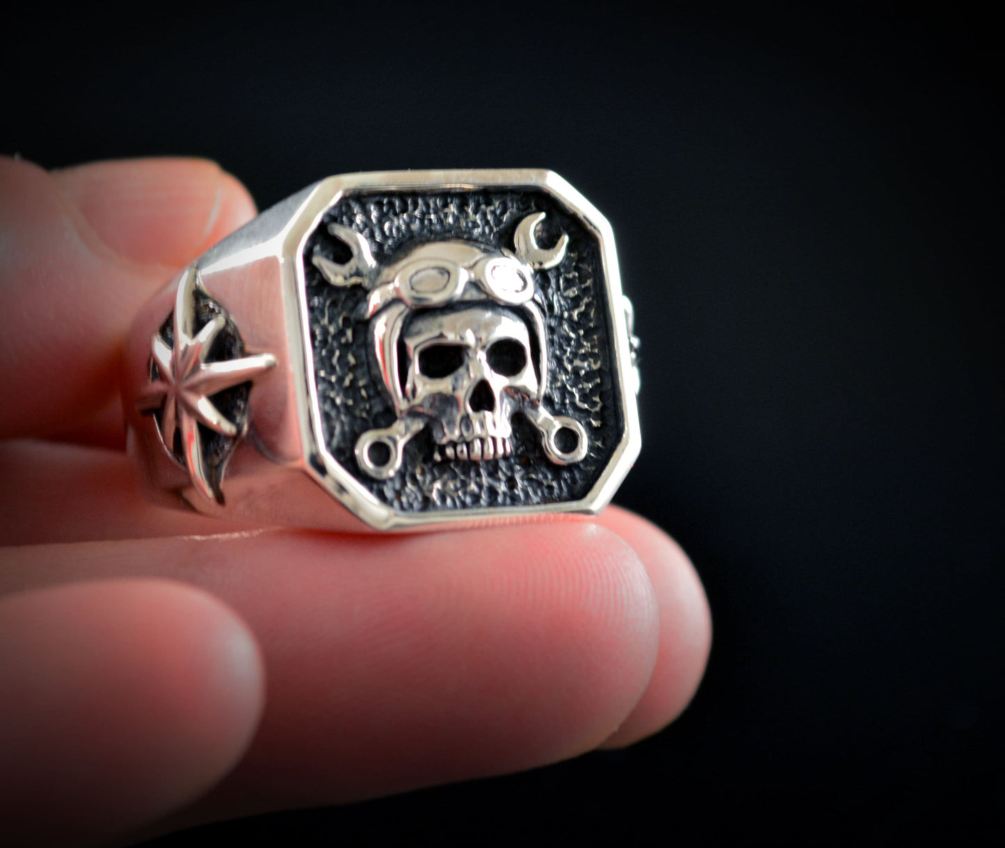 Anillo sello de plata de ley maciza con calavera con casco motorista, Anillo para moteros - D´Cast