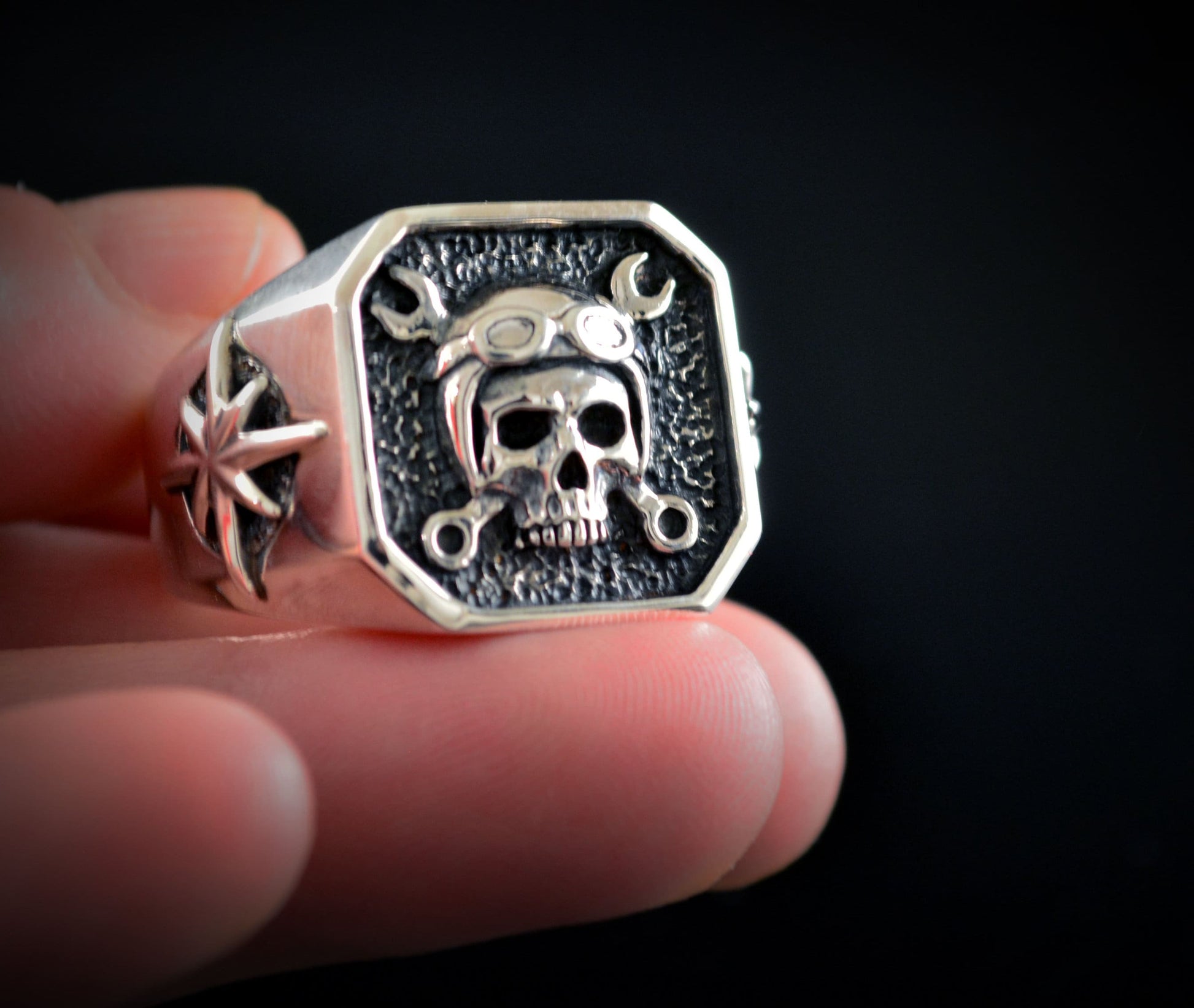 Anillo sello de plata de ley maciza con calavera con casco motorista, Anillo para moteros - D´Cast