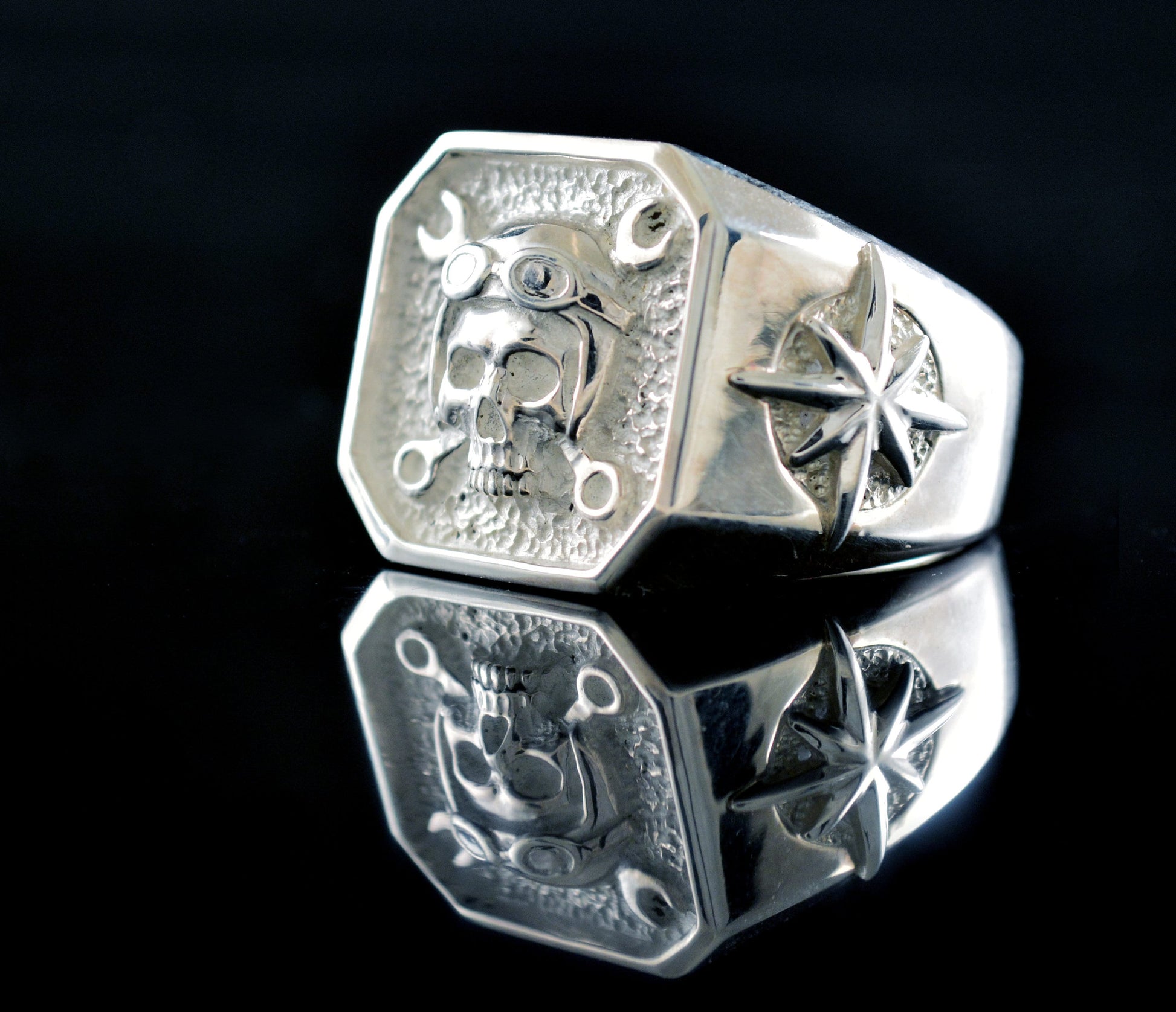 Anillo sello de plata de ley maciza con calavera con casco motorista, Anillo para moteros - D´Cast