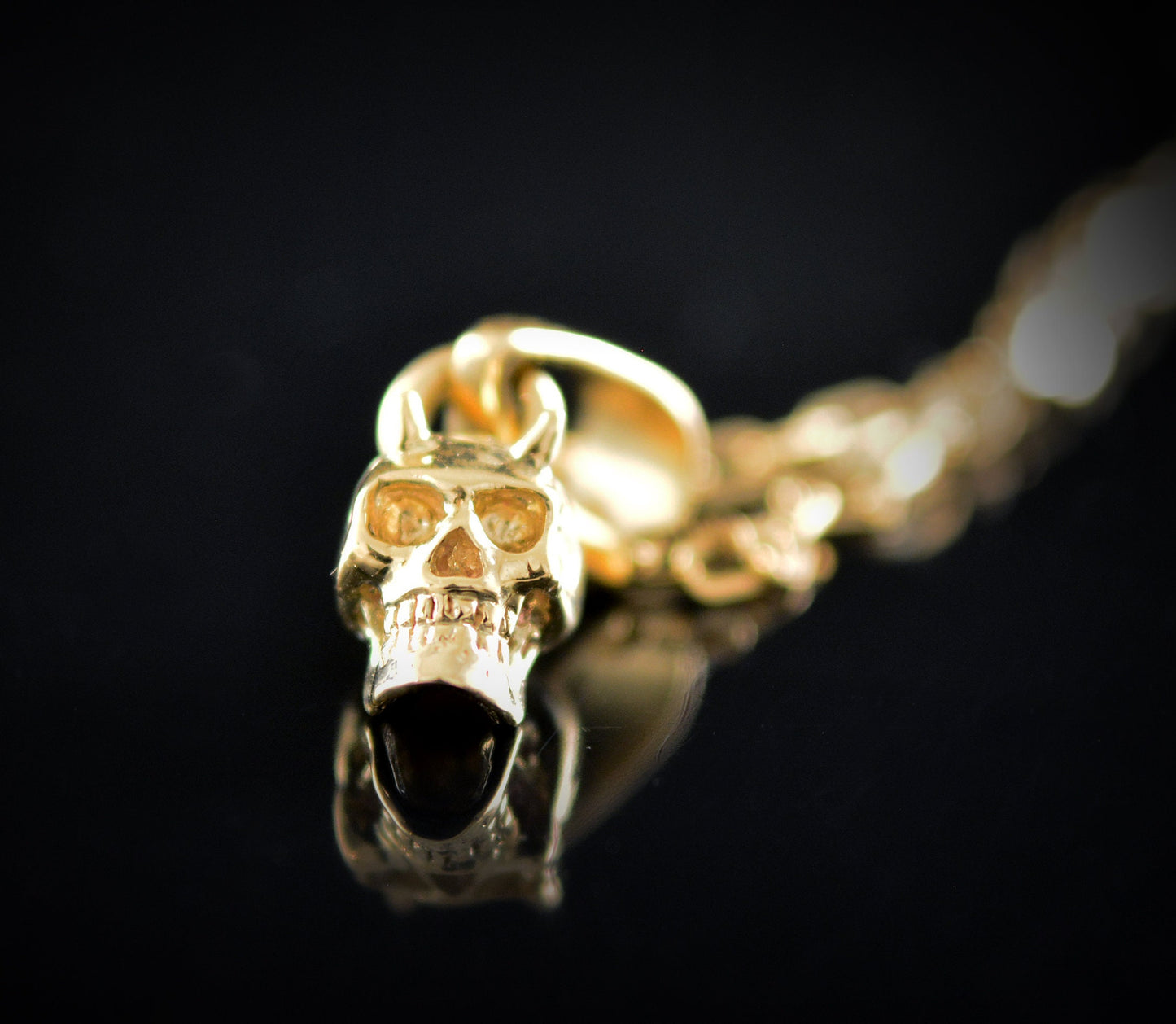 Winziger Dämonenschädel-Anhänger aus 14-karätigem und 18-karätigem Gold, einzigartiges Geschenk für Halloween