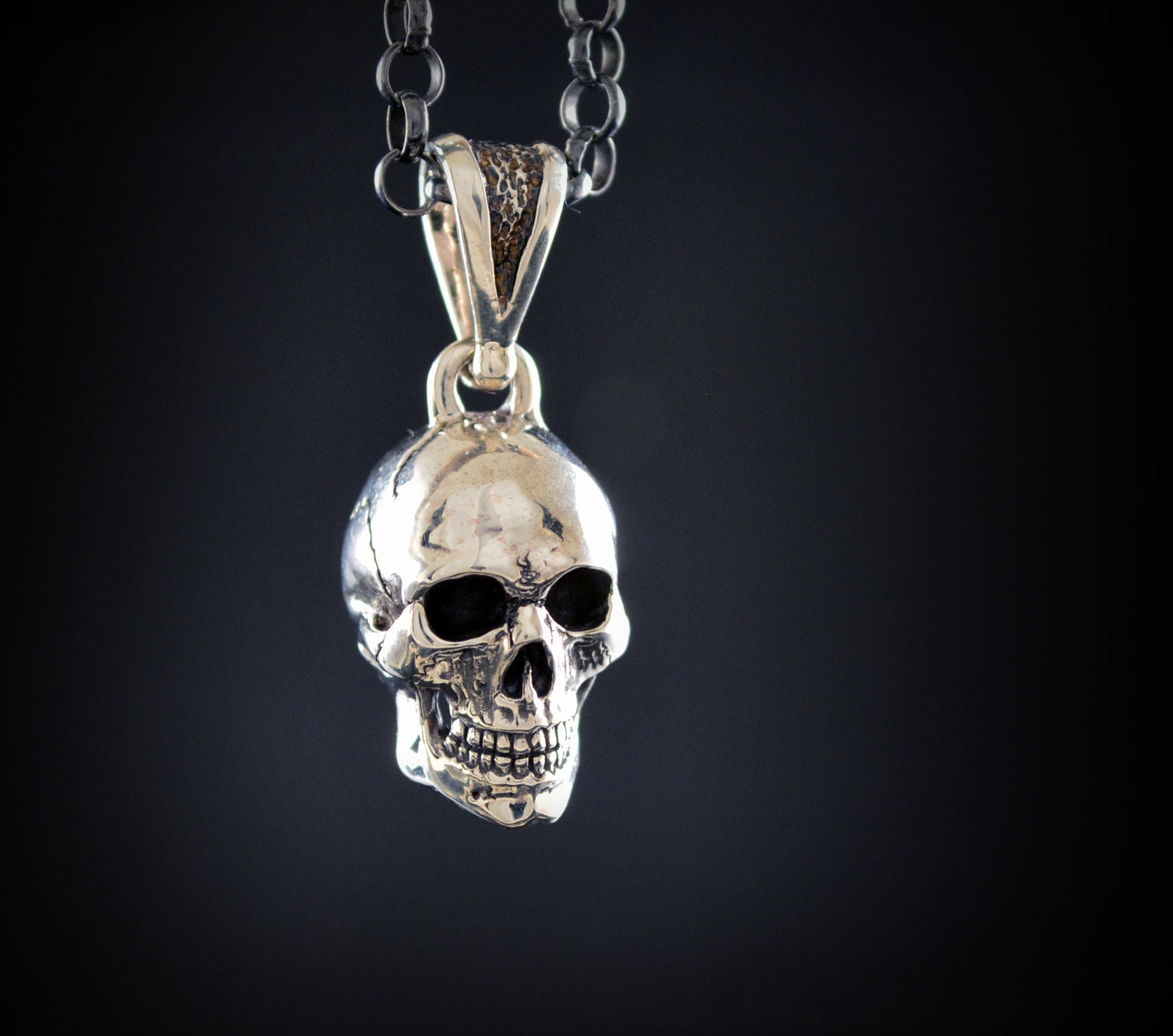 Colgante Craneo completo anatómico hecho a mano en plata de ley , Colgante Memento mori - D´Cast