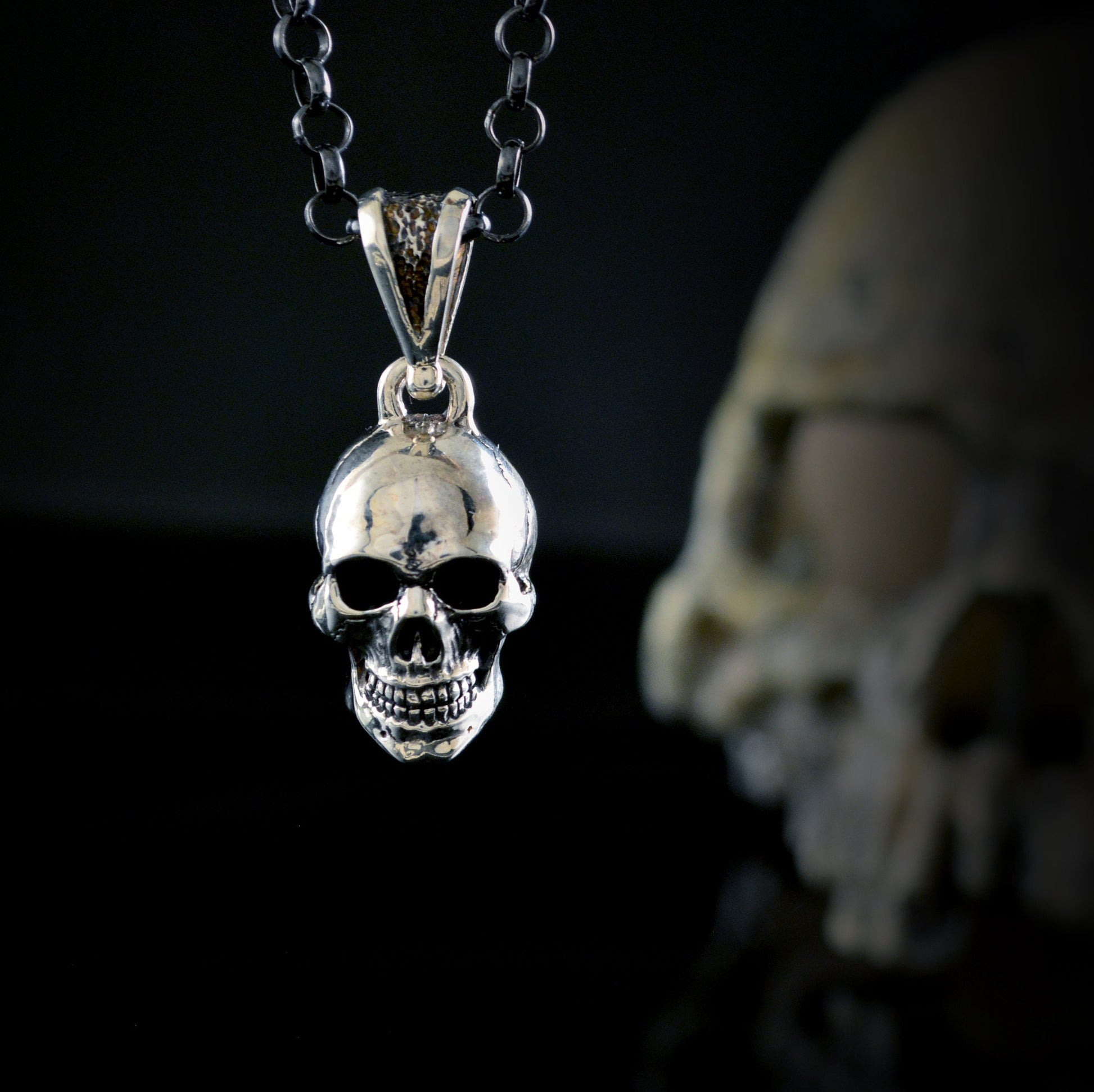 Colgante Craneo completo anatómico hecho a mano en plata de ley , Colgante Memento mori - D´Cast