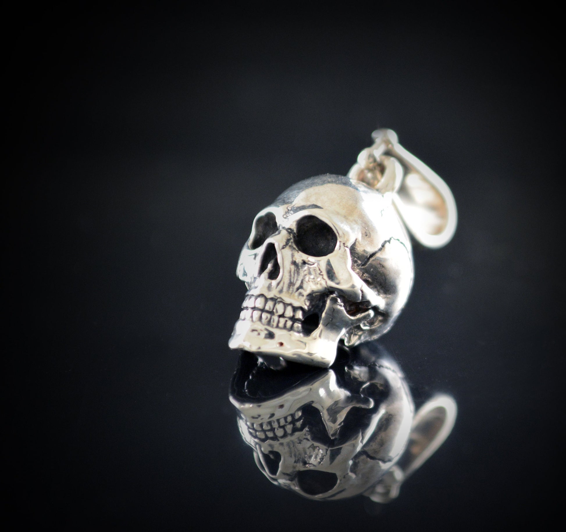 Colgante Craneo completo anatómico hecho a mano en plata de ley , Colgante Memento mori - D´Cast