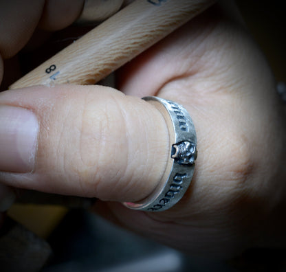 Anillo de banda estrecho Memento vivere hecho a mano en plata de ley - D´Cast