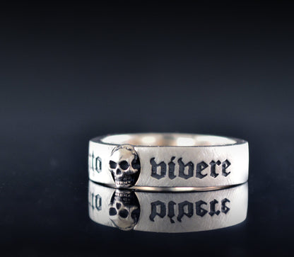 Anillo de banda estrecho Memento vivere hecho a mano en plata de ley - D´Cast