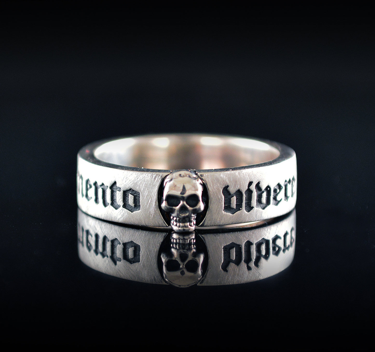 Anillo de banda estrecho Memento vivere hecho a mano en plata de ley - D´Cast