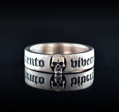 Anillo de banda estrecho Memento vivere hecho a mano en plata de ley - D´Cast