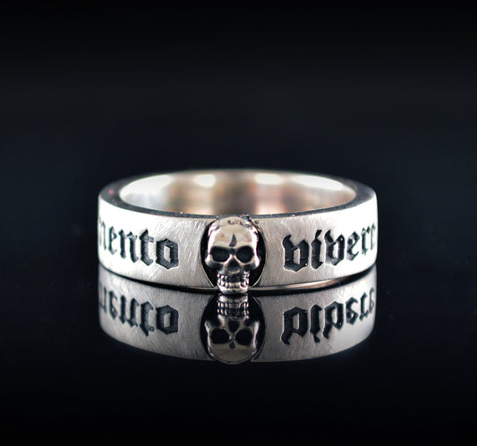 Anillo de banda estrecho Memento vivere hecho a mano en plata de ley - D´Cast