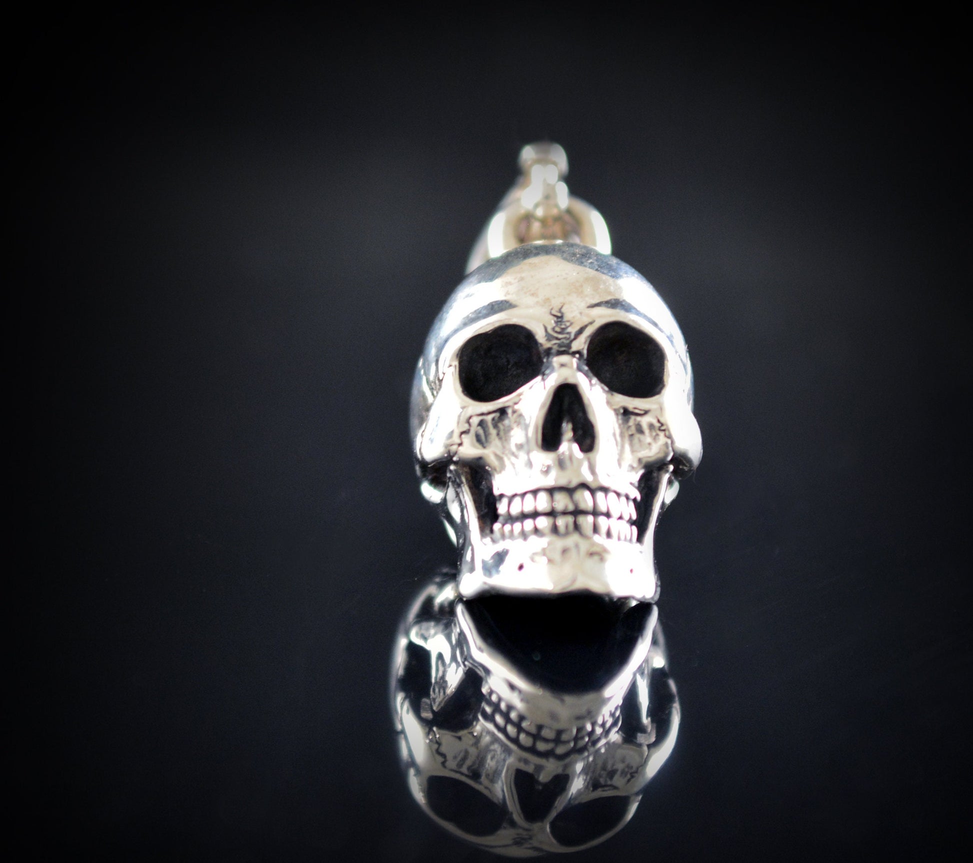 Colgante Craneo completo anatómico hecho a mano en plata de ley , Colgante Memento mori - D´Cast