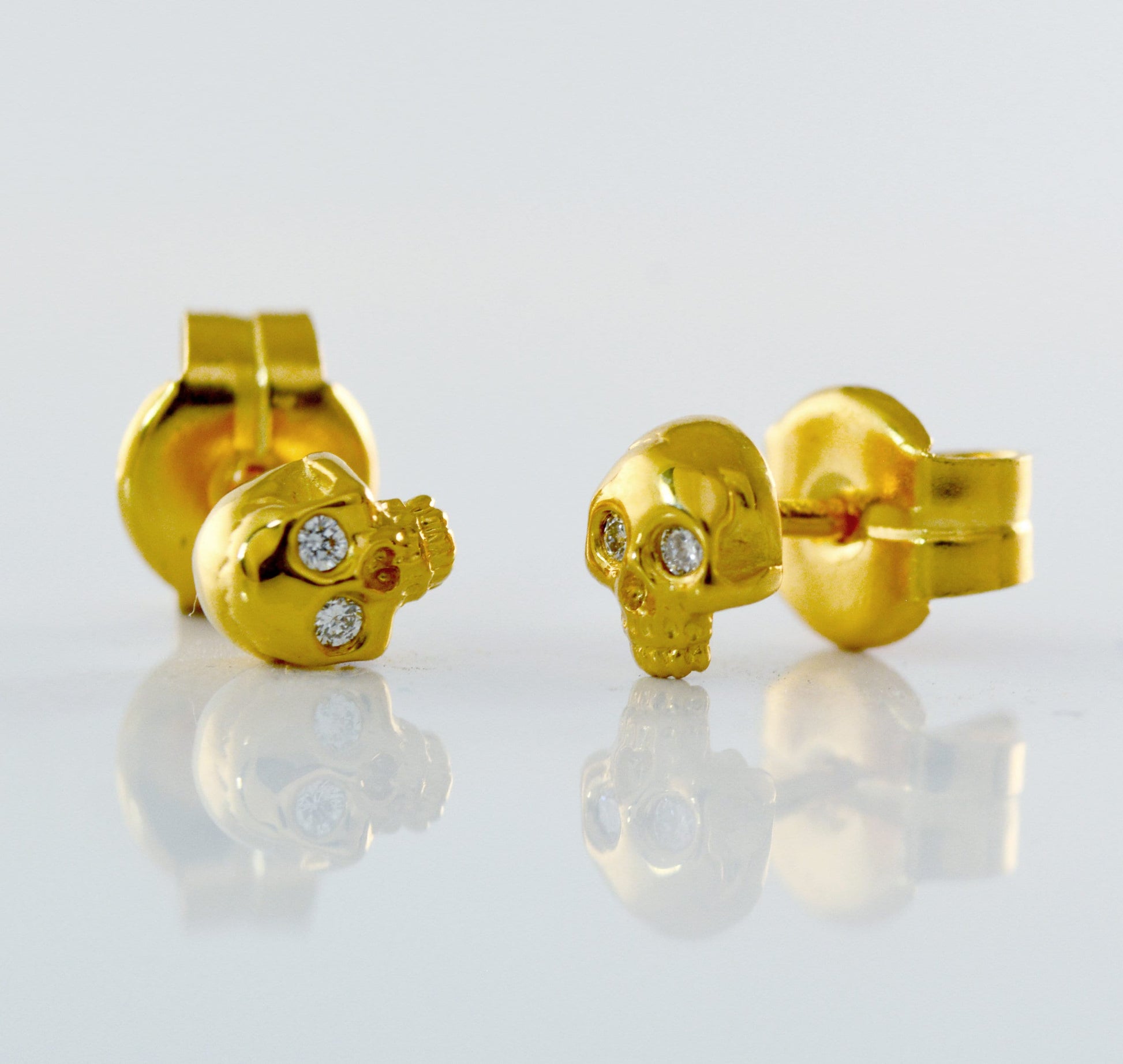 Diamantes Pendiente de calavera diminuta de oro de 14k o 18k, Pendiente de calavera de oro de 18k con piedras naturales - D´Cast