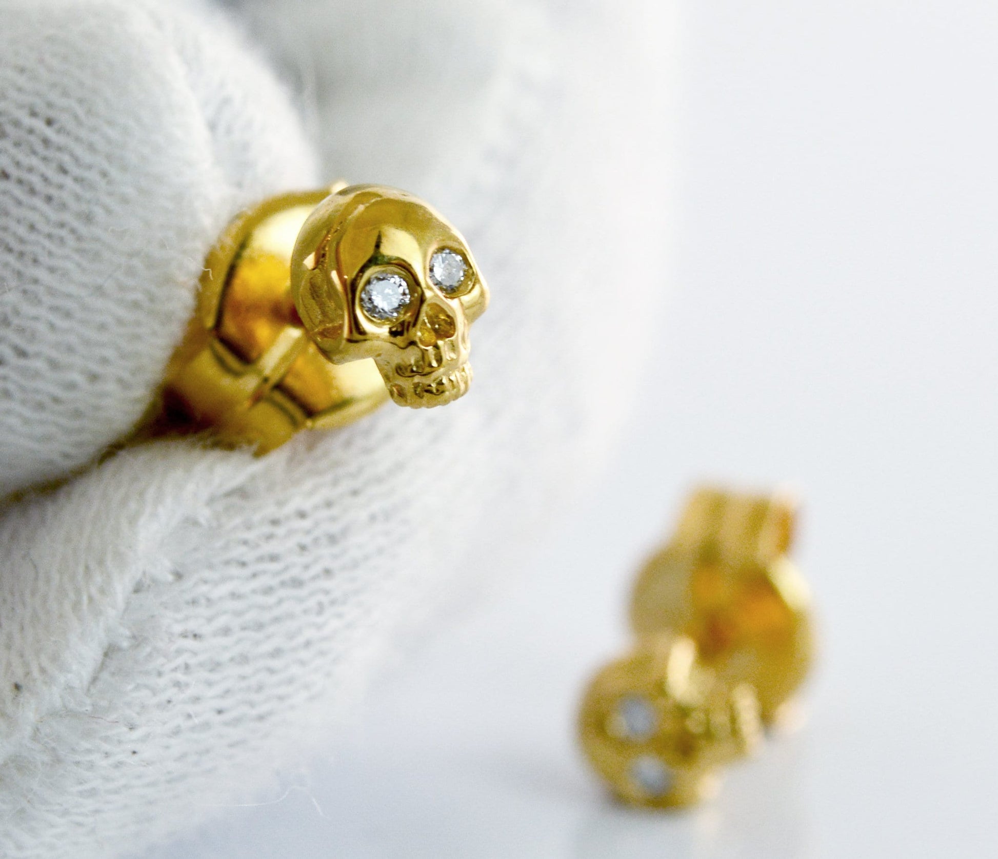 Diamantes Pendiente de calavera diminuta de oro de 14k o 18k, Pendiente de calavera de oro de 18k con piedras naturales - D´Cast