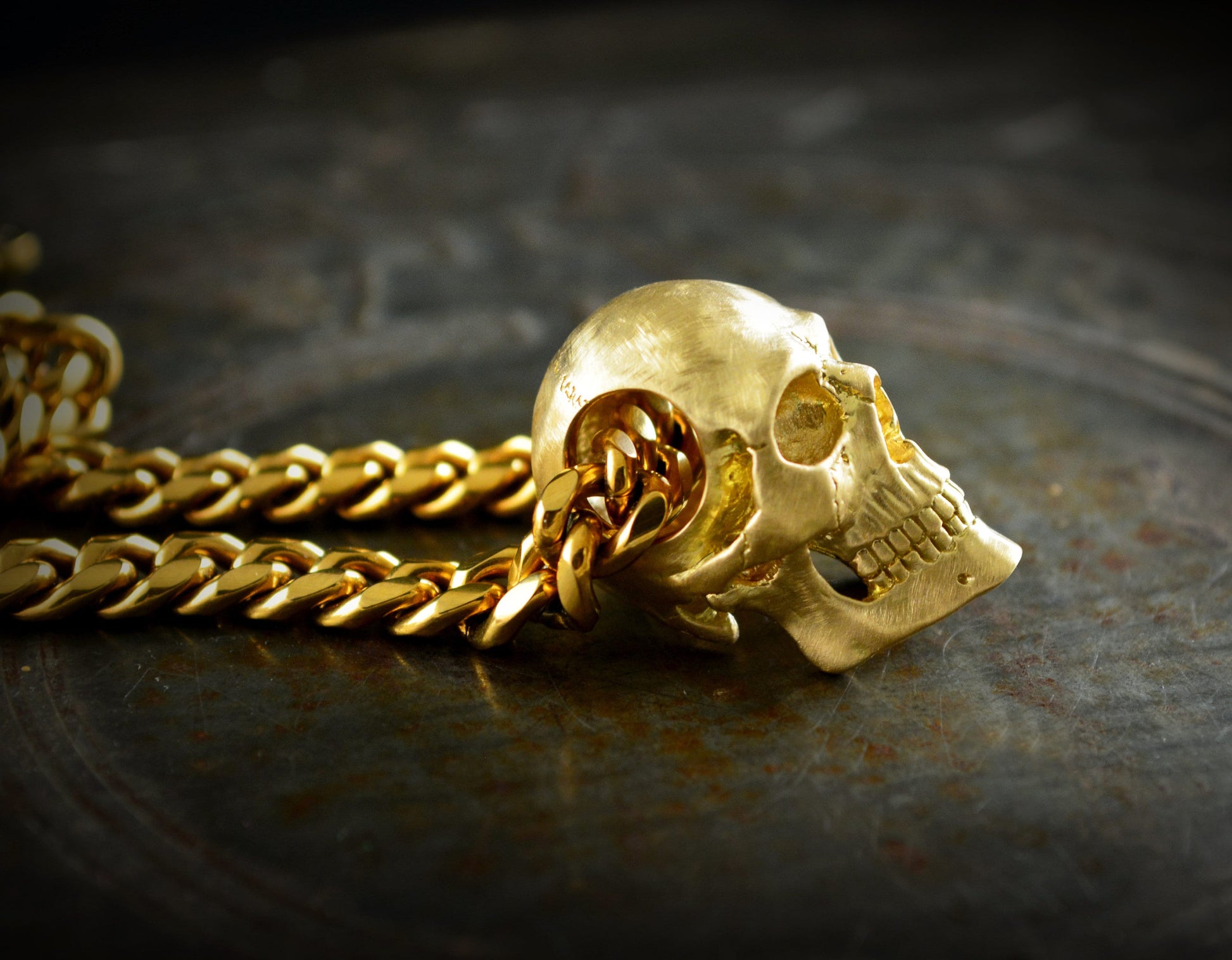Colgante calavera humana grande de oro , Craneo humano completo de oro de 18k, Memento mori colgante, Regalo calavera única - D´Cast