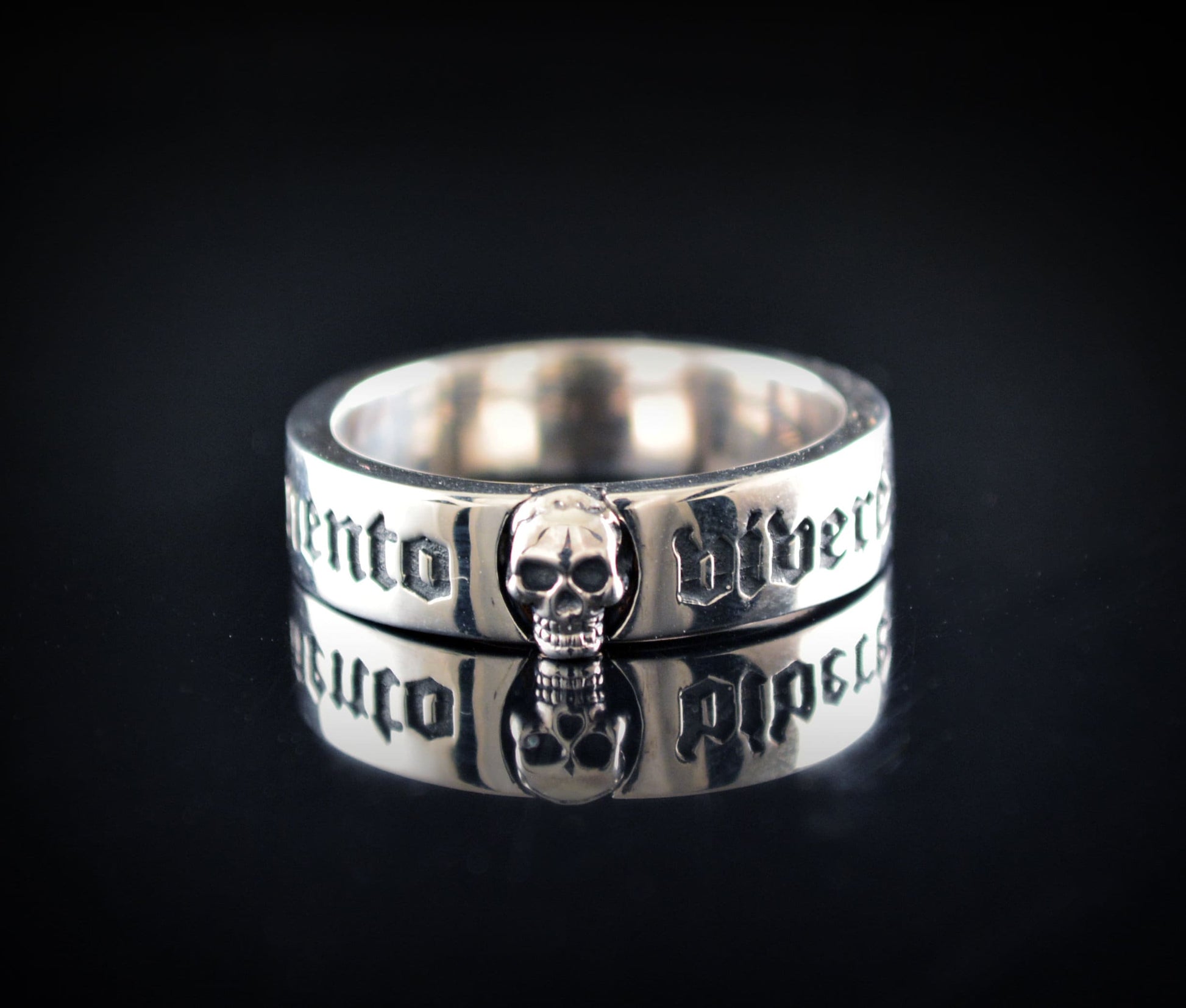 Anillo de banda estrecho Memento vivere hecho a mano en plata de ley - D´Cast