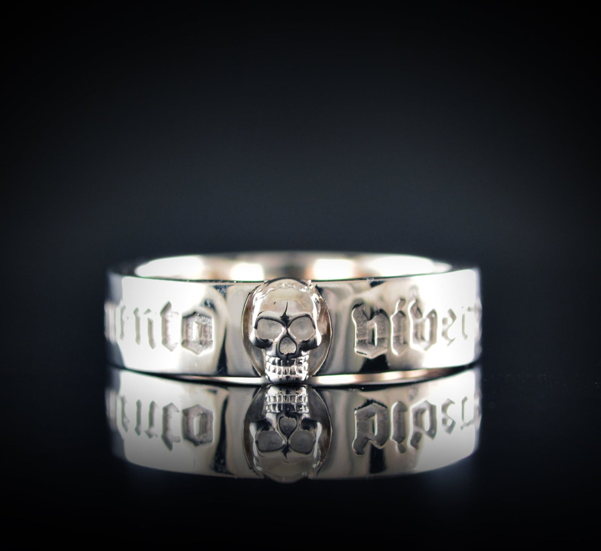 Anillo de banda estrecho Memento vivere hecho a mano en plata de ley - D´Cast