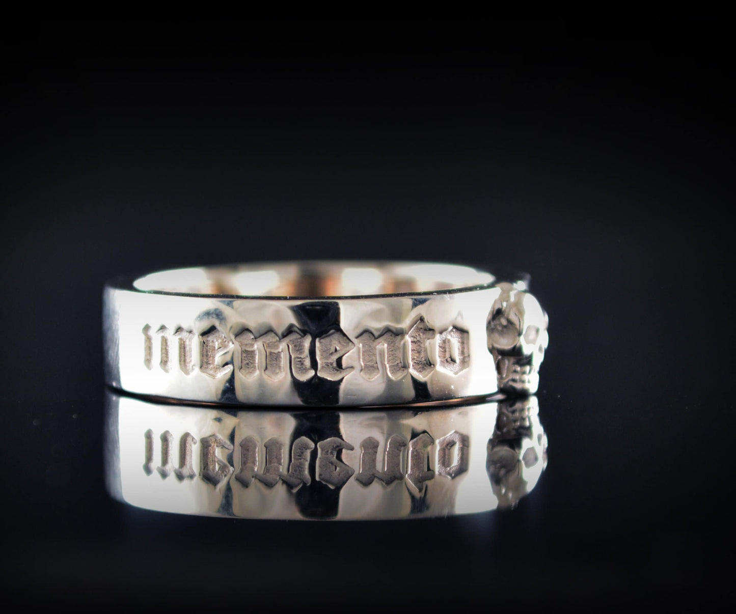 Anillo de banda estrecho Memento vivere hecho a mano en plata de ley - D´Cast