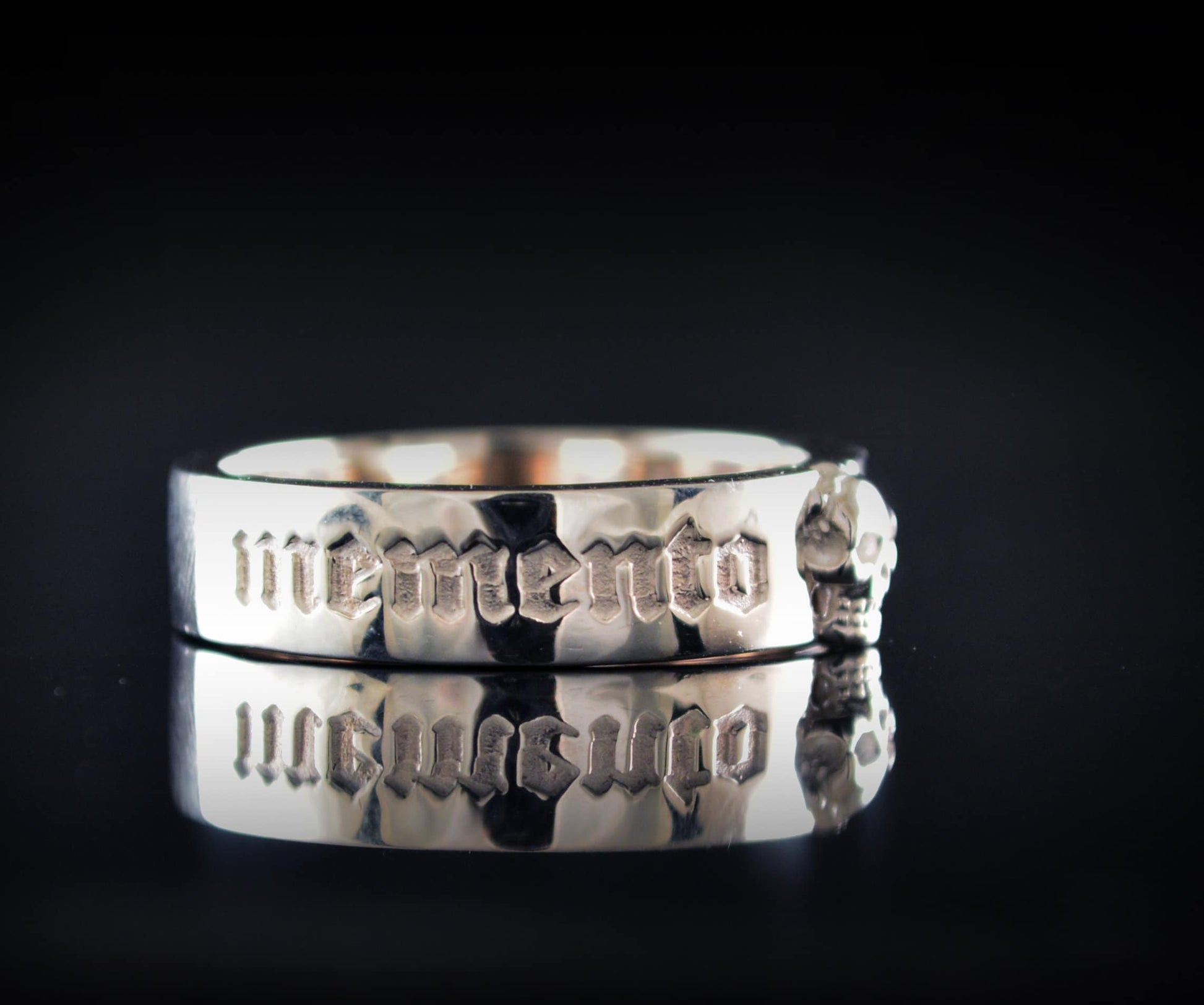 Anillo de banda estrecho Memento vivere hecho a mano en plata de ley - D´Cast