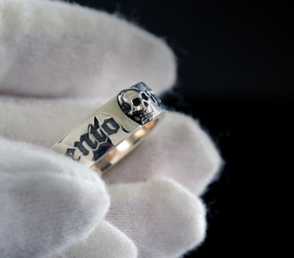 Anillo de banda estrecho Memento vivere hecho a mano en plata de ley - D´Cast