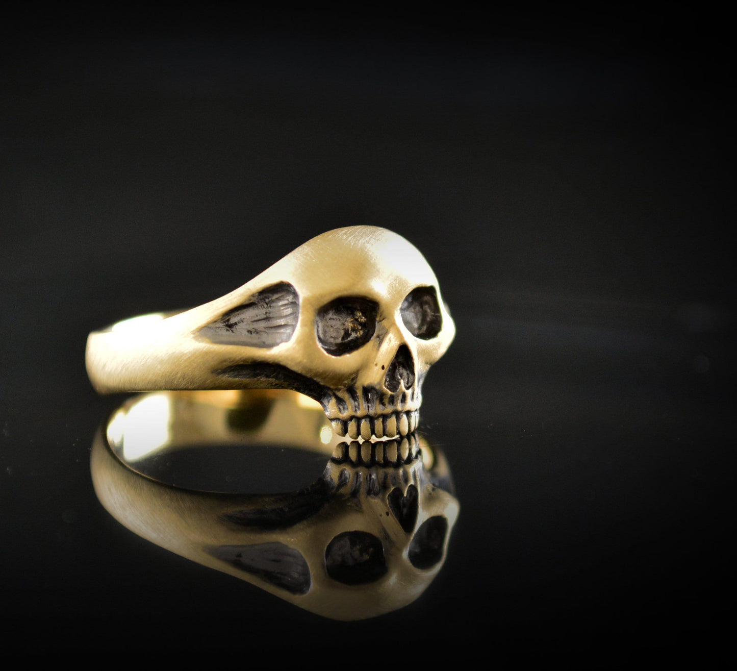 Anillo calavera momia oro