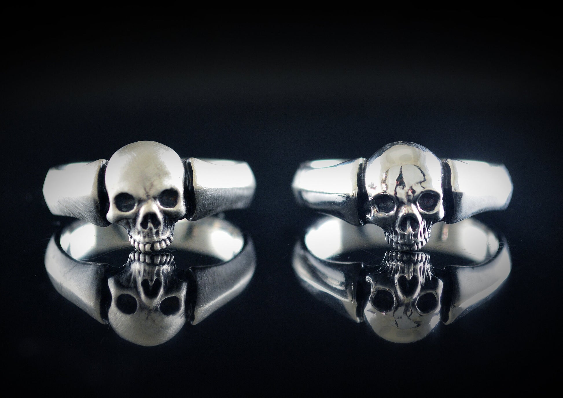Solitario con calavera pequeña hecho a mano en plata maciza, Memento Mori, Anillo de compromiso de calavera - D´Cast