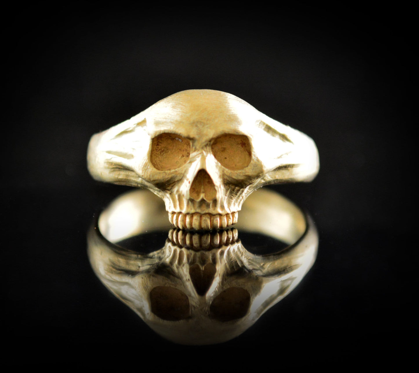 Anillo calavera momia oro